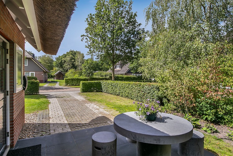 Terras bij de entree