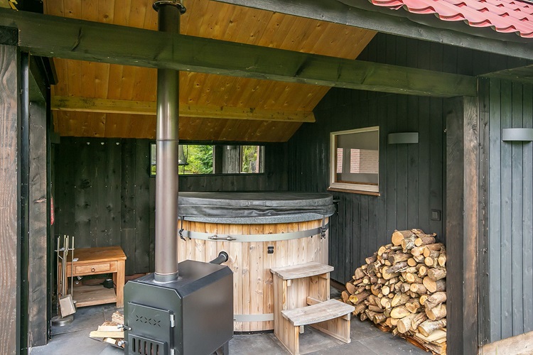 De hottub is overkapt. 